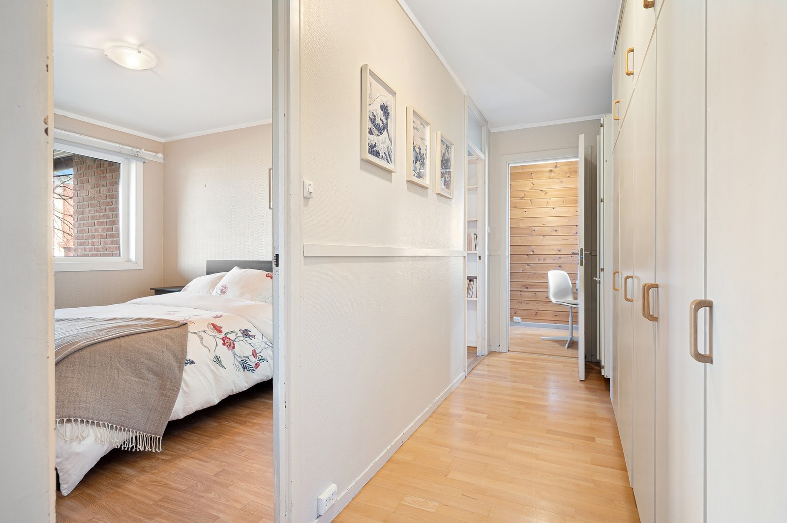 I gangen til soverommene er det god lagringsplass i garderobeskapene. Galleribilde