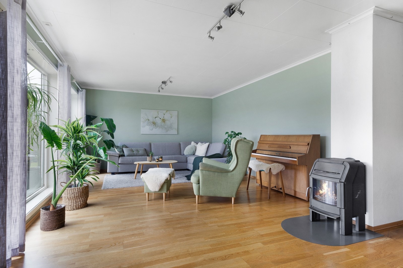 Stue med peisovn og utgang til uteområde. Galleribilde