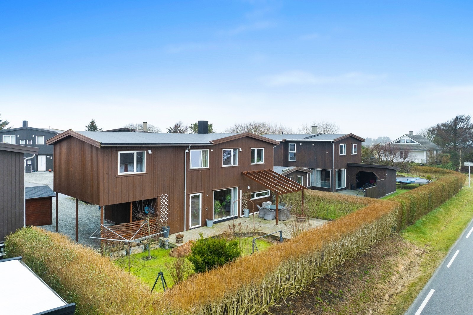 Velkommen til Roslandsvegen 347, og denne romslige og innholdsrike eneboligen! Galleribilde