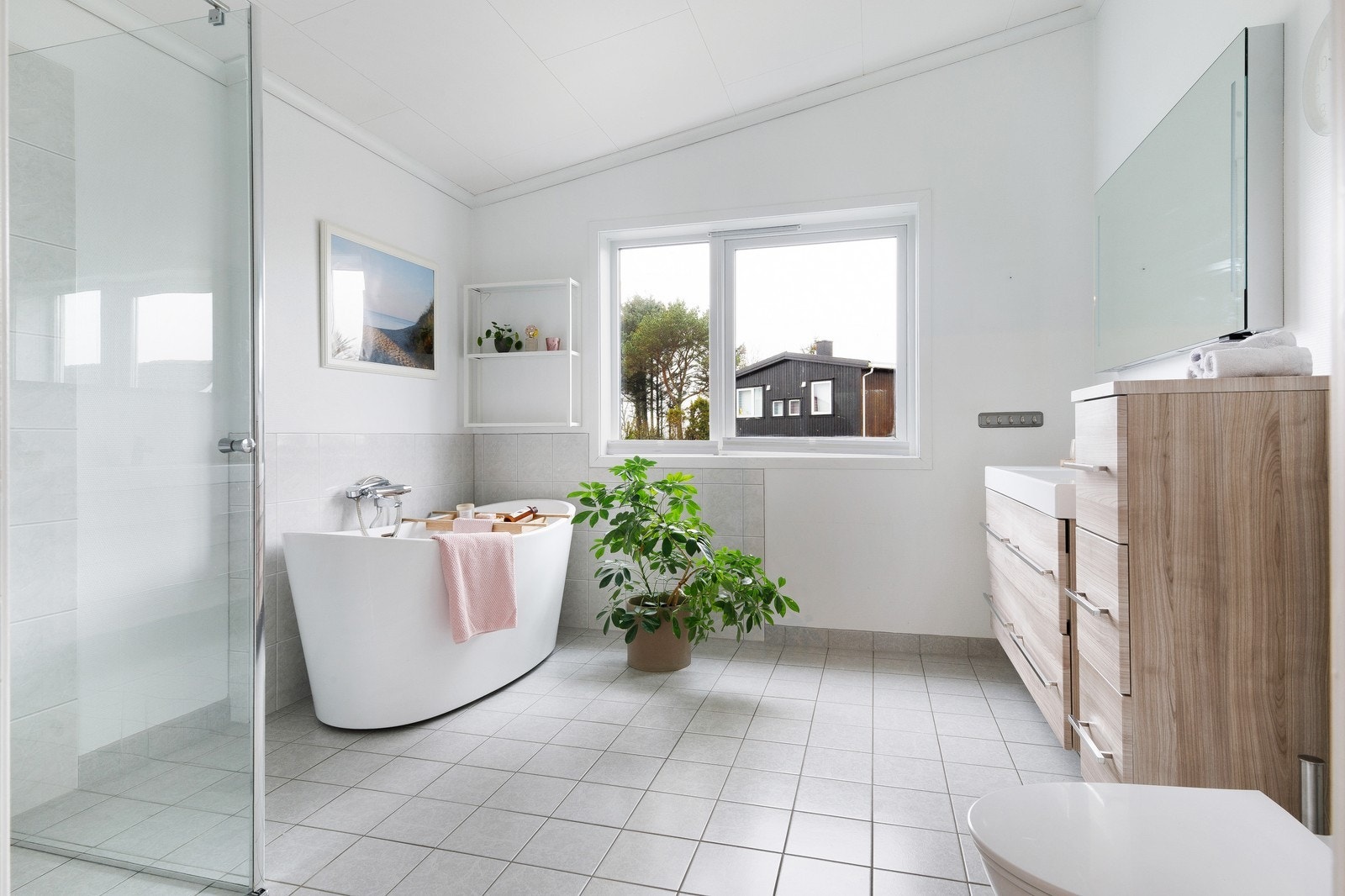 Baderom i 2. etasje med fliser og varme i gulv. Galleribilde