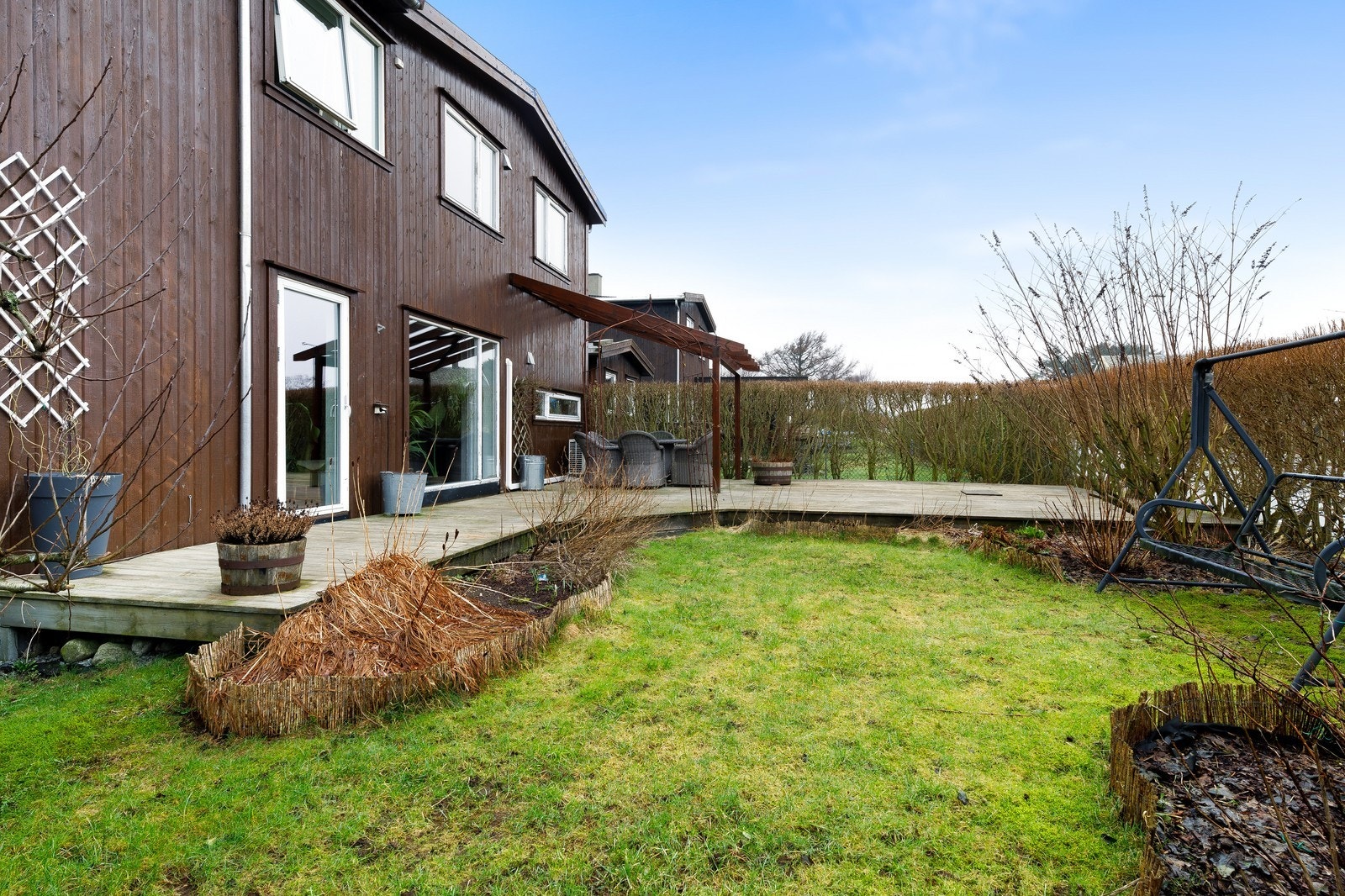 Uteområde har både terrasse med pergola og hage. Galleribilde