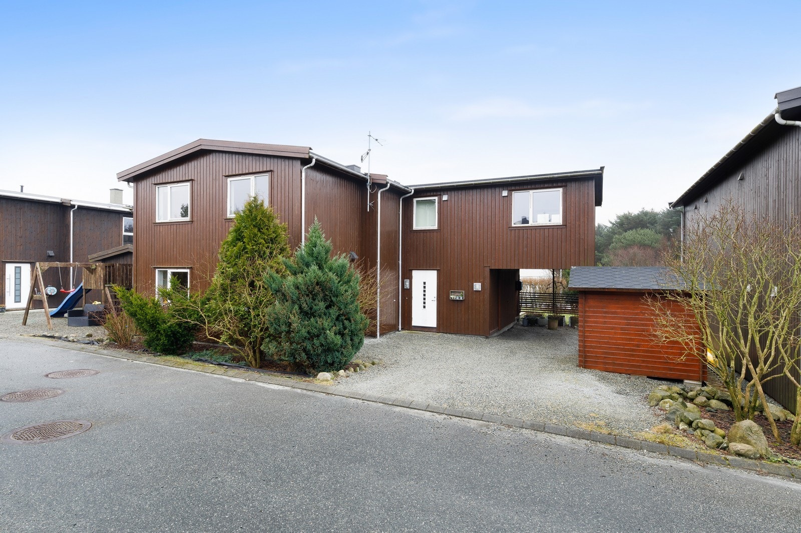 Parkering i carport og gårdsrom. Det er i tillegg to utvendige boder til disponering. Galleribilde