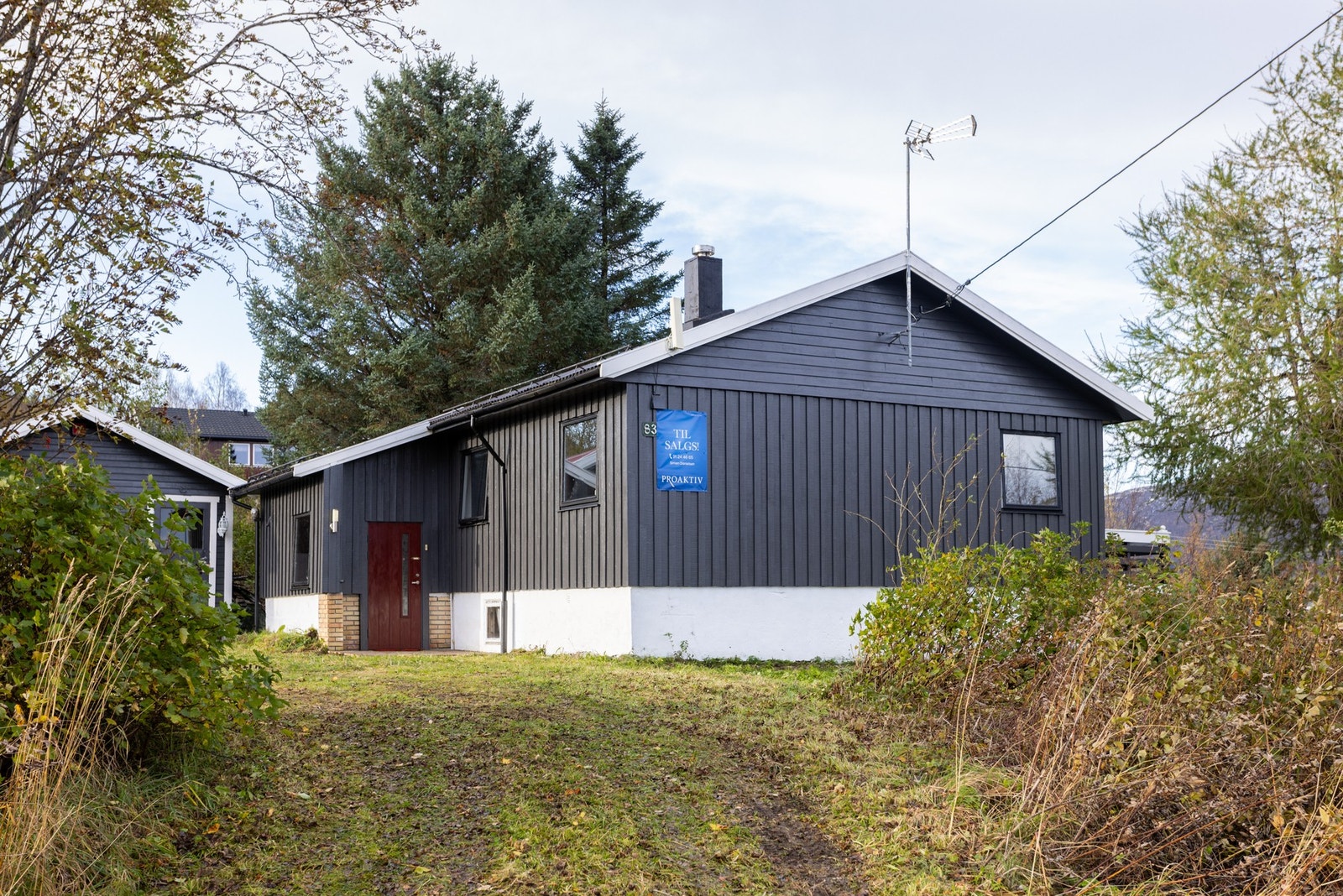 Boligen har gjennomgående eldre standard og må påregnes oppgraderinger. Galleribilde
