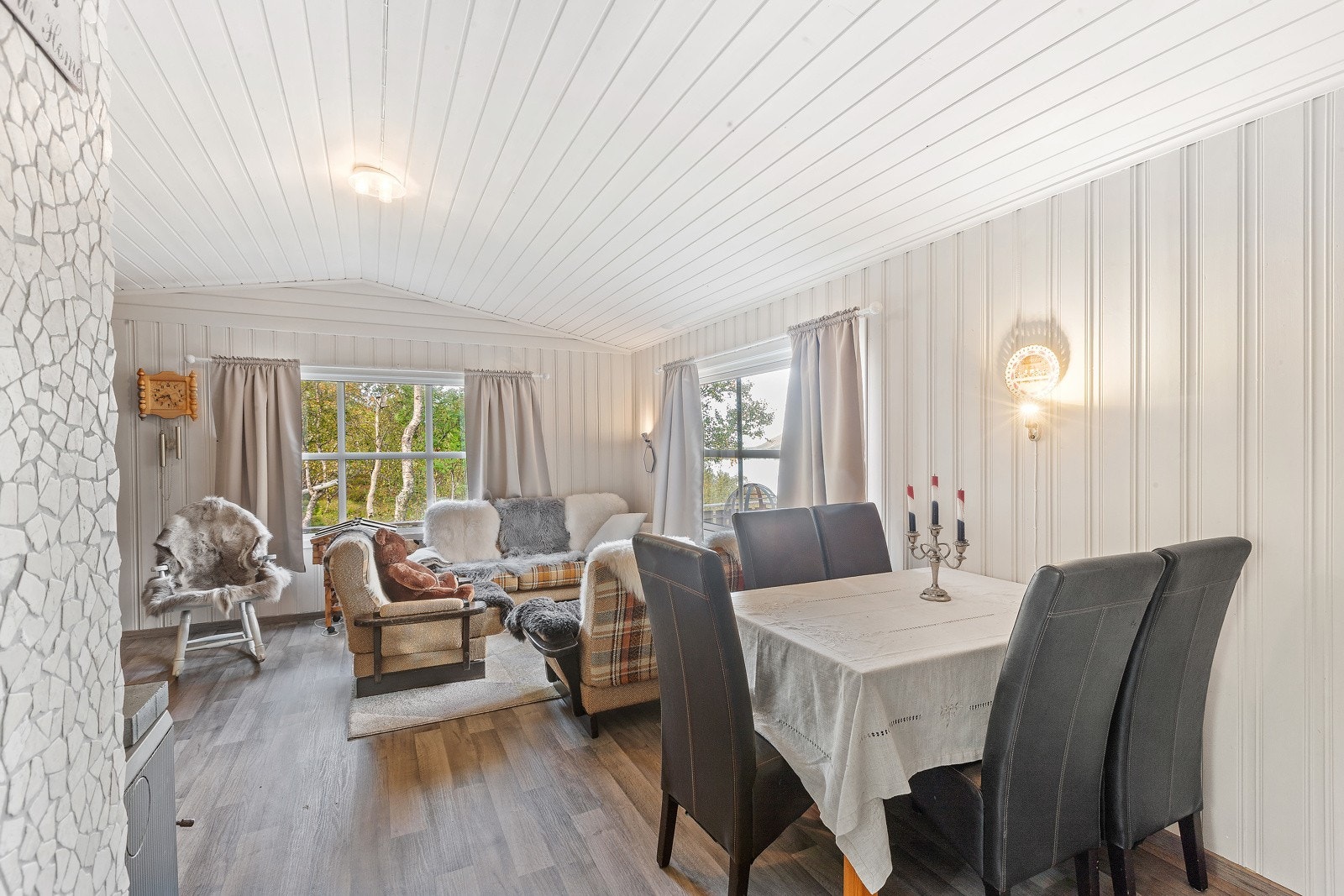 Plass til spisebord ved kjøkken. Galleribilde