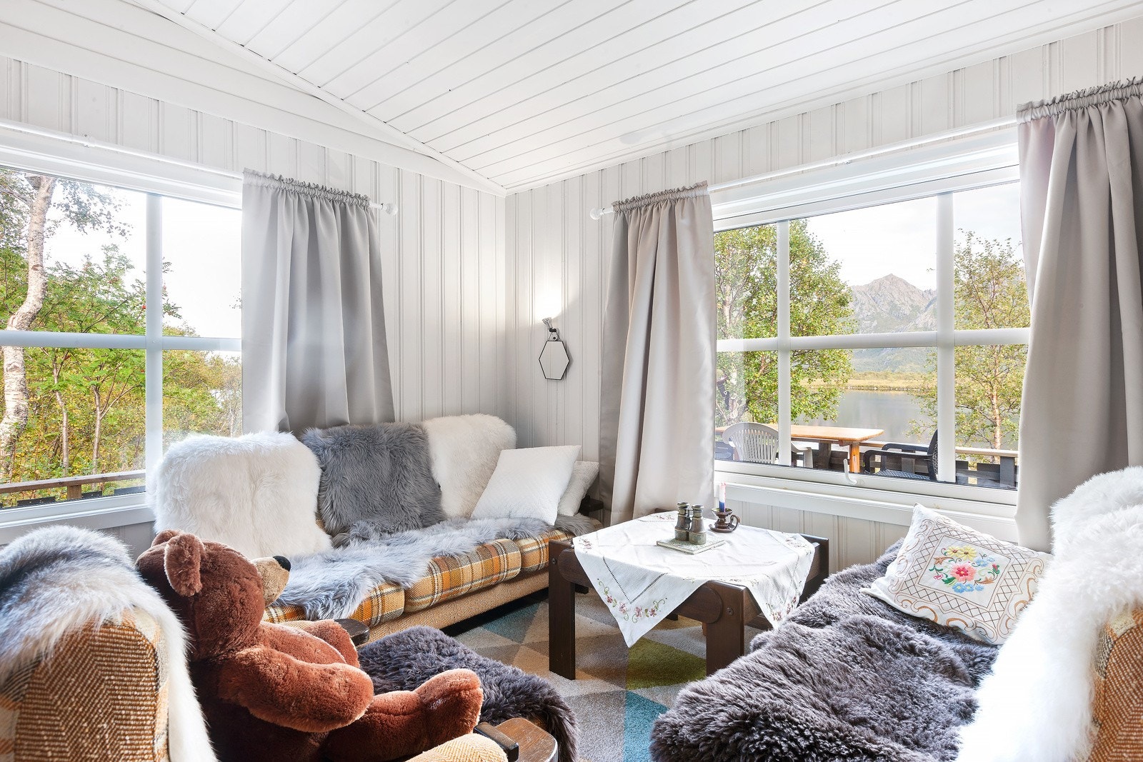 Store vinduer i stue som gir godt med lys... Galleribilde