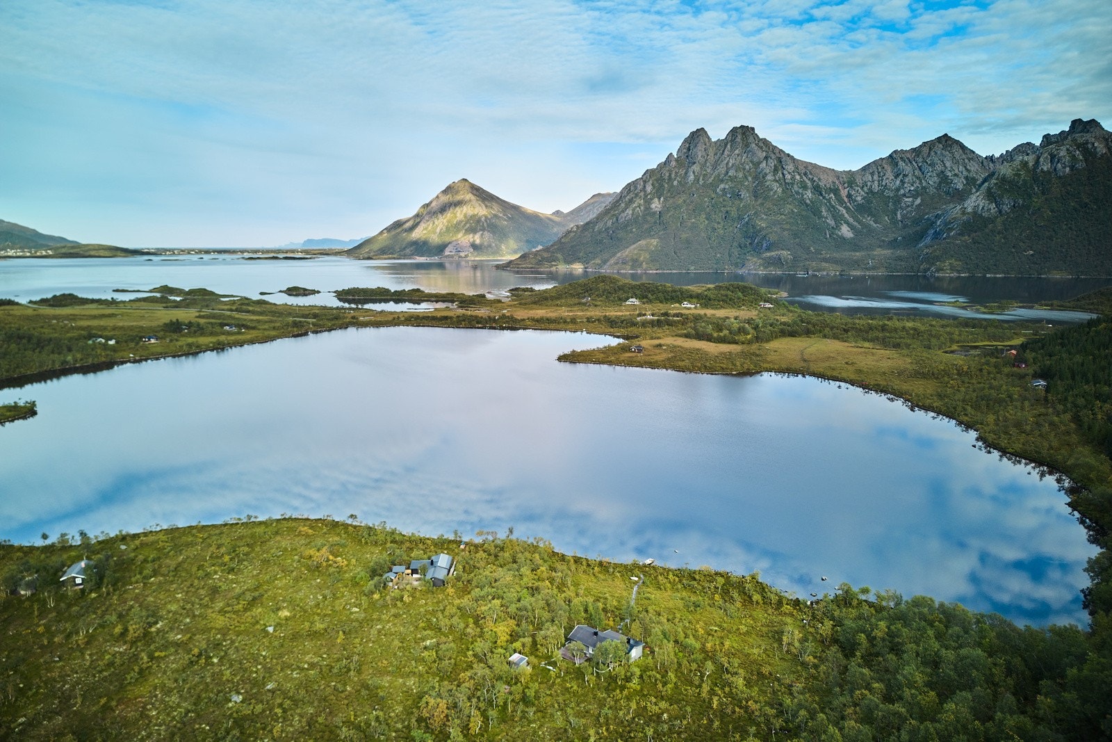 Til Myre er det ca 35 km og ca 29 km til Sortland. Galleribilde