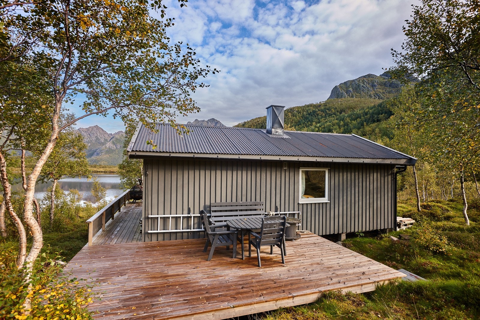 Terrasse bak hytta med god plass til utemøbler. Galleribilde