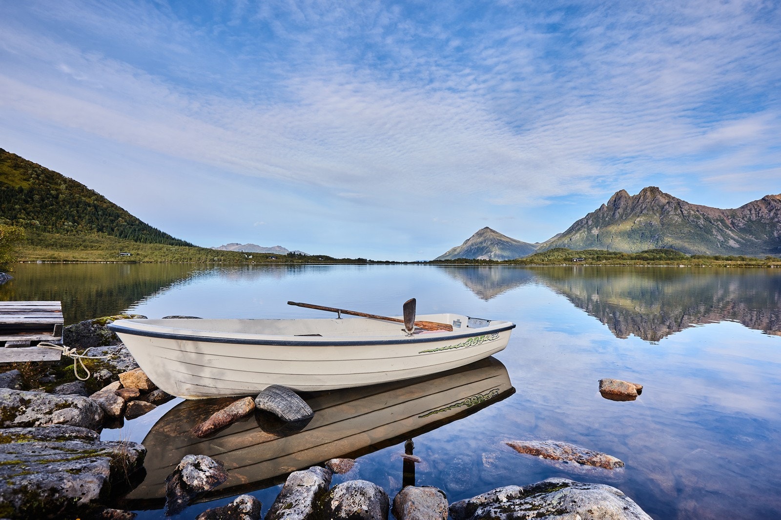 Adkomst med båt fra parkeringsplass, eller sti langs vannet. Båten følger med salget. Galleribilde