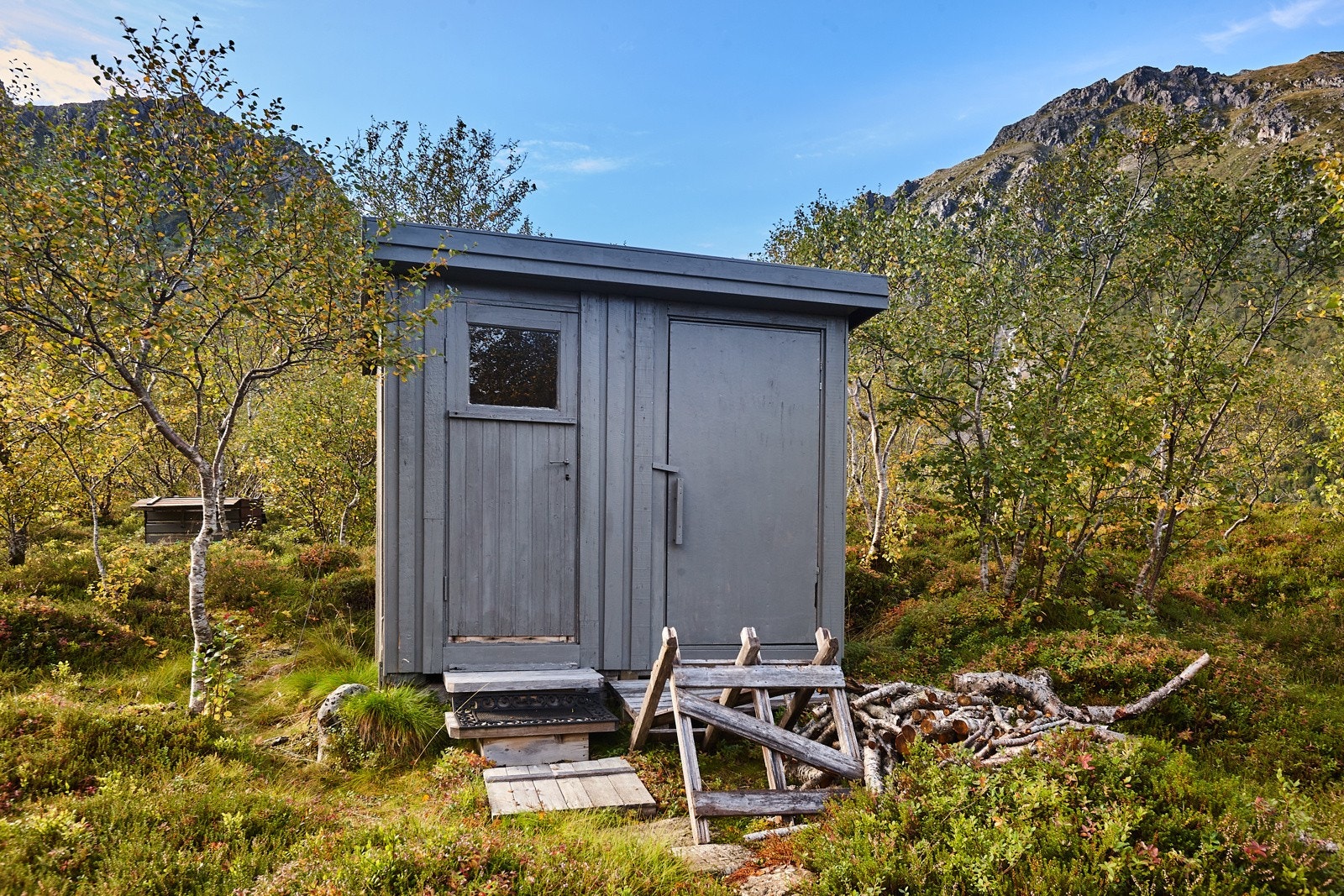 Utebod med toalett og vedbod. Galleribilde