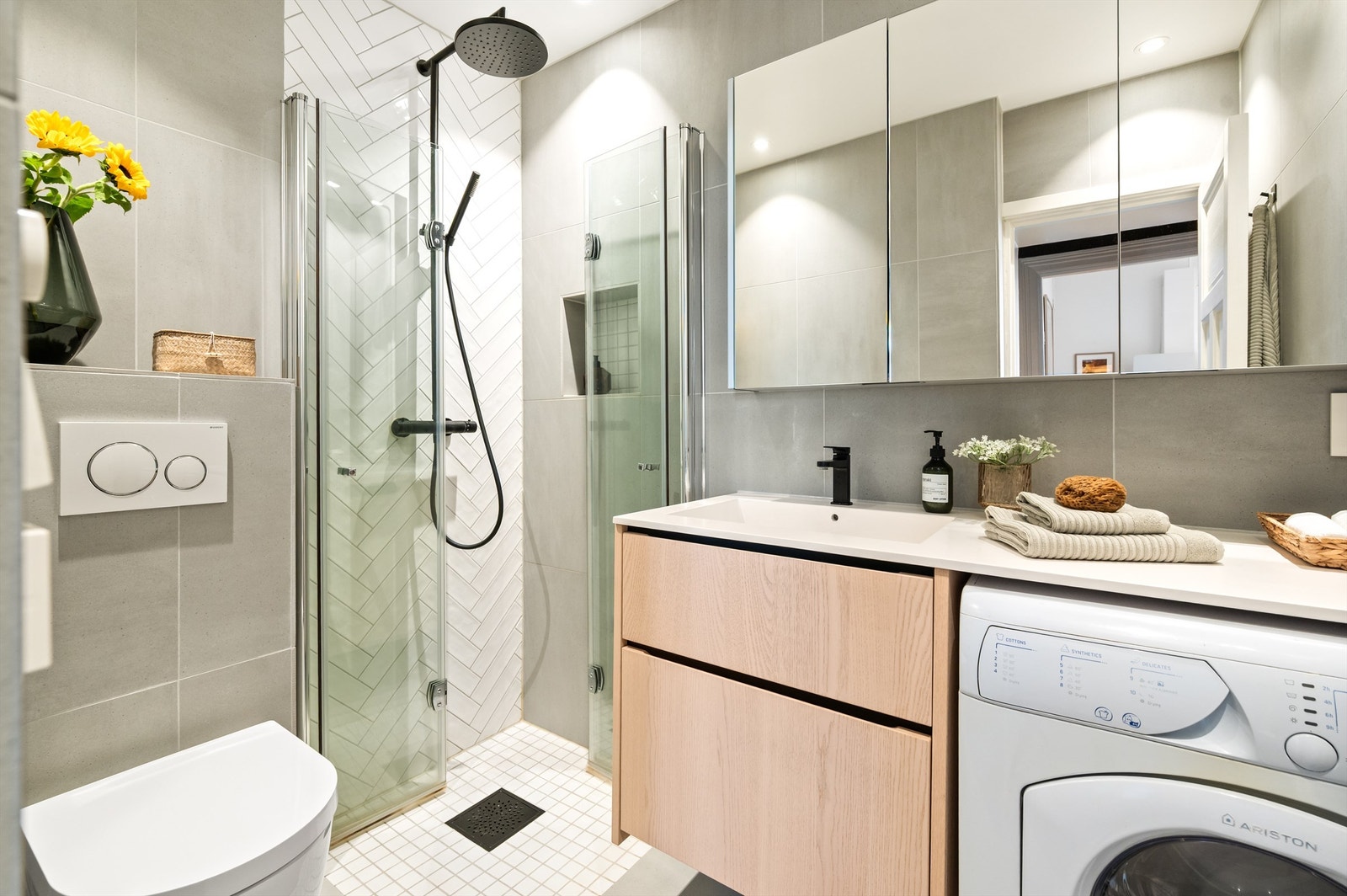 Badet er fra 2019 og er pent flislagt på gulv og vegger med varme i gulvet. Videre har badet dusjhjørne med svingbare glassdører og vegghengt toalett. Galleribilde