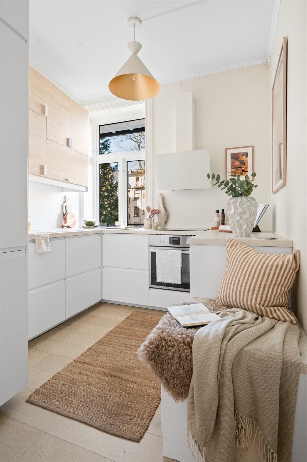 Hvitevarene er sømløst integrert i innredningen og består av platetopp, stekeovn, oppvaskmaskin og kjøleskap/frys. Galleribilde