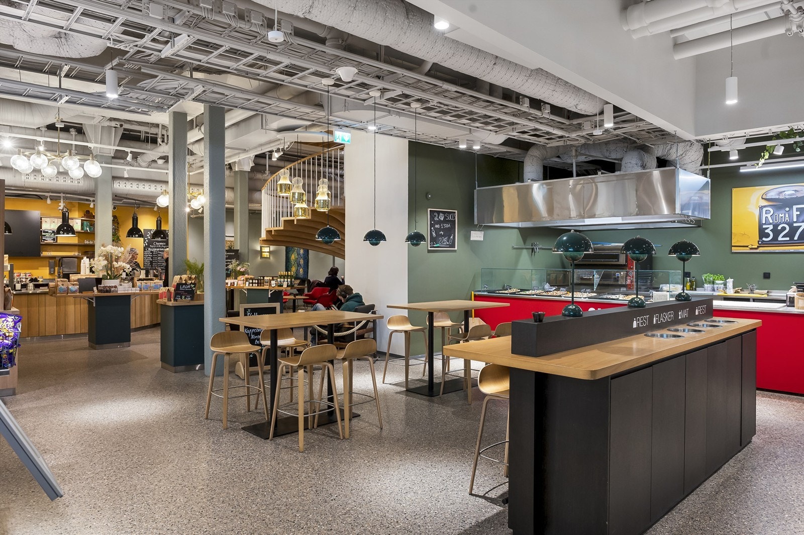 Tar du rulletrappen ned én etasje finner du dessuten flere spisesteder og vinmonopol. Galleribilde