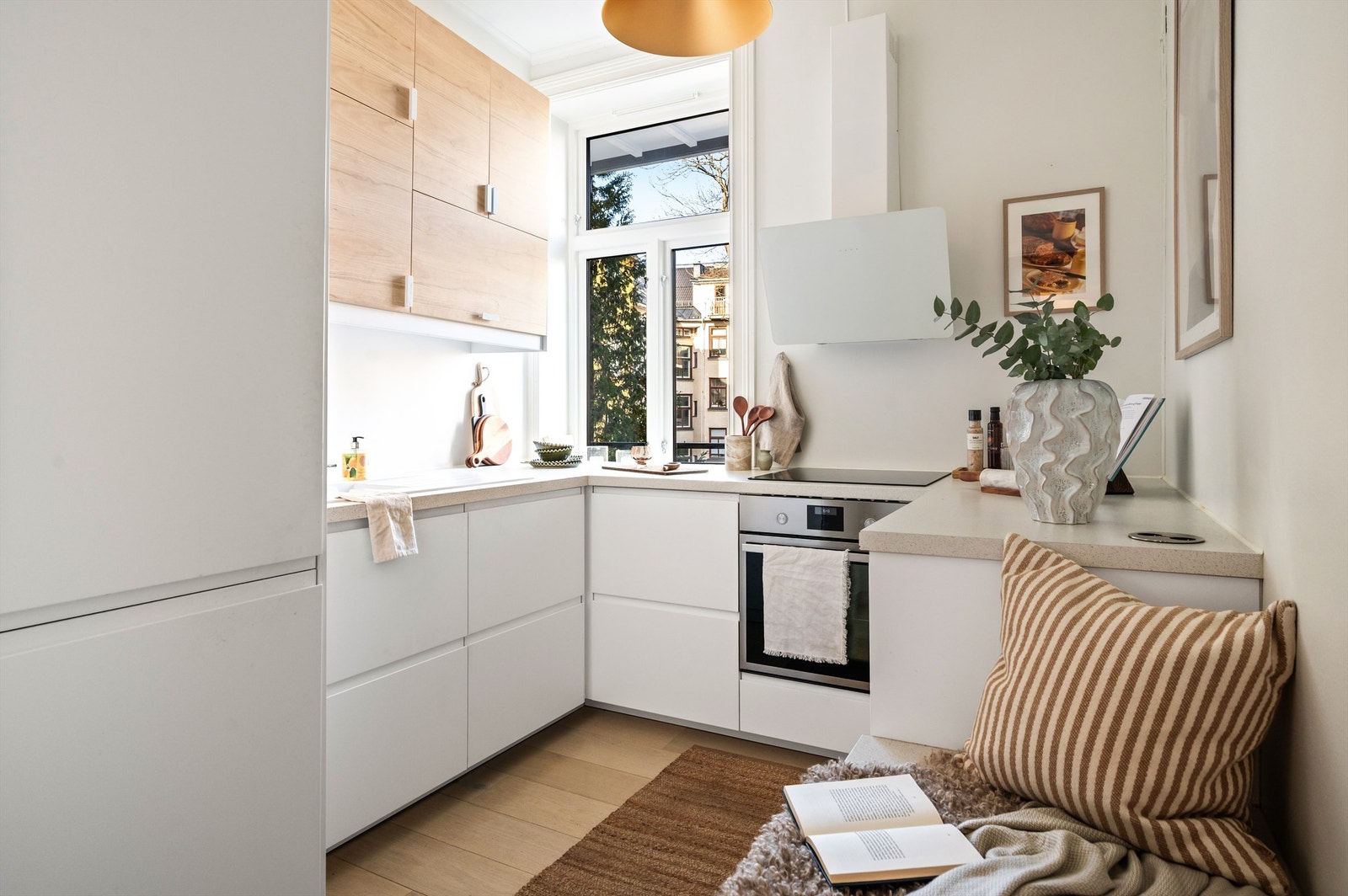 Delikat og tidløst kjøkken fra IKEA (2017). Kjøkkenet er holdt i en praktisk separat løsning, noe som skaper en fin sone for matlagingen. Galleribilde