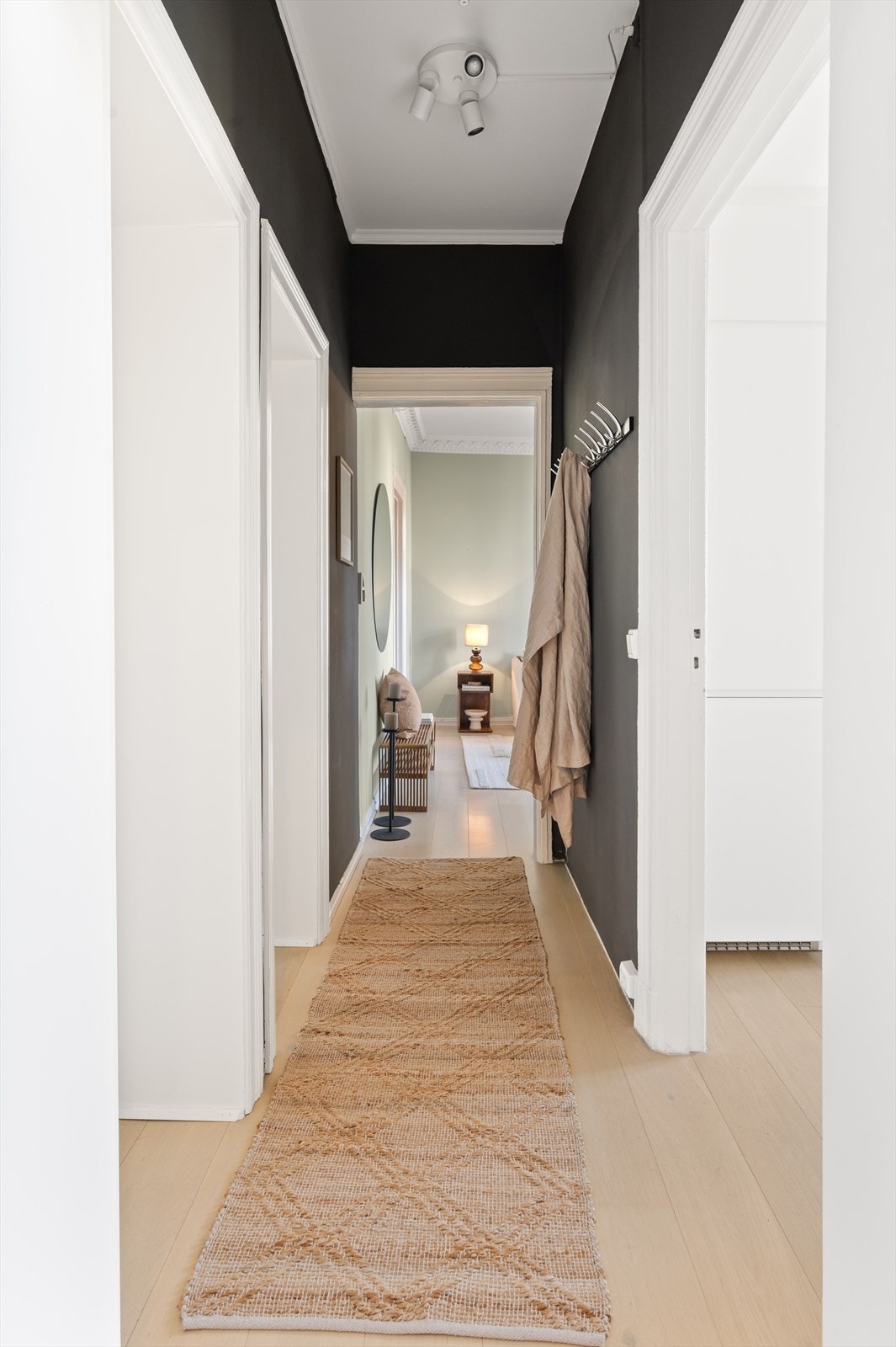 Entréen er innbydende og gir et godt førsteinntrykk av leiligheten. Galleribilde