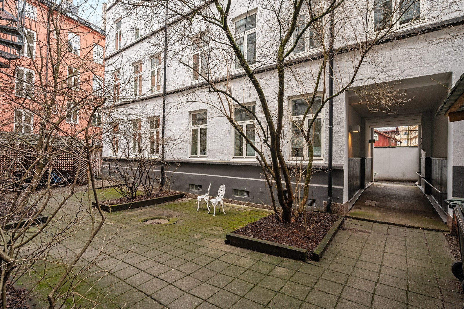 Hyggelig bakgård som på sommerstid blir grønn og frodig Galleribilde