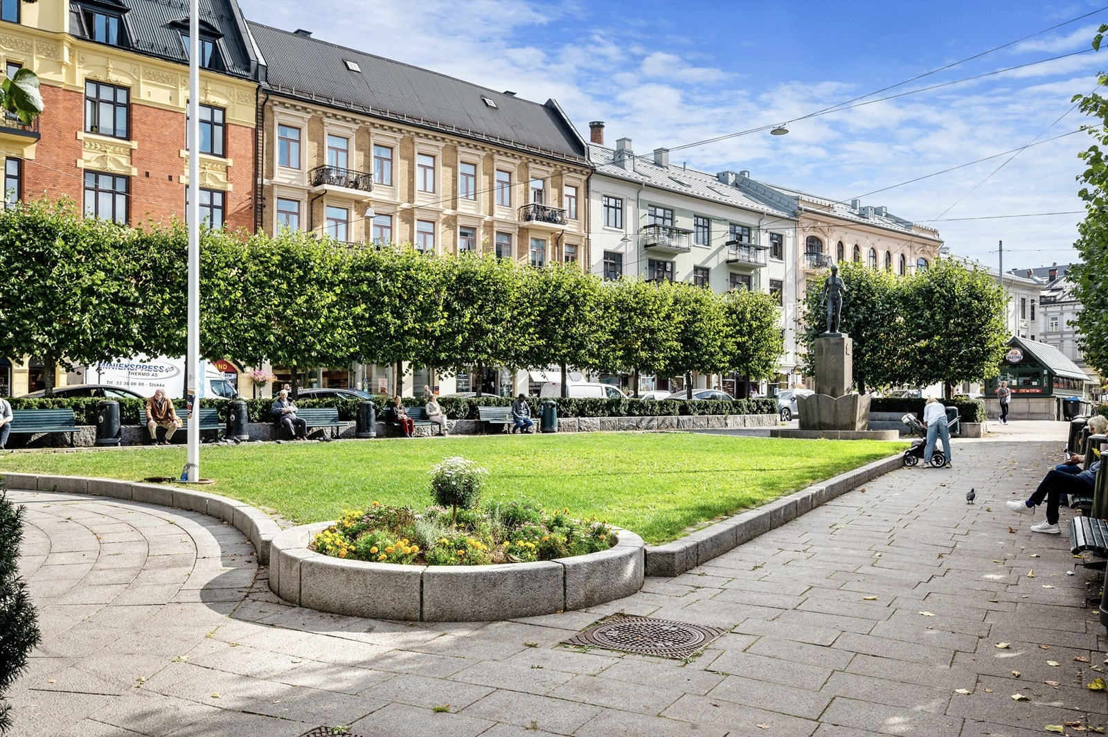 Bogstadveien, byens fineste handlegate, ligger ca. 300 meter unna. Her finner du et bredt shoppingtilbud og noe for enhver anledning. Galleribilde
