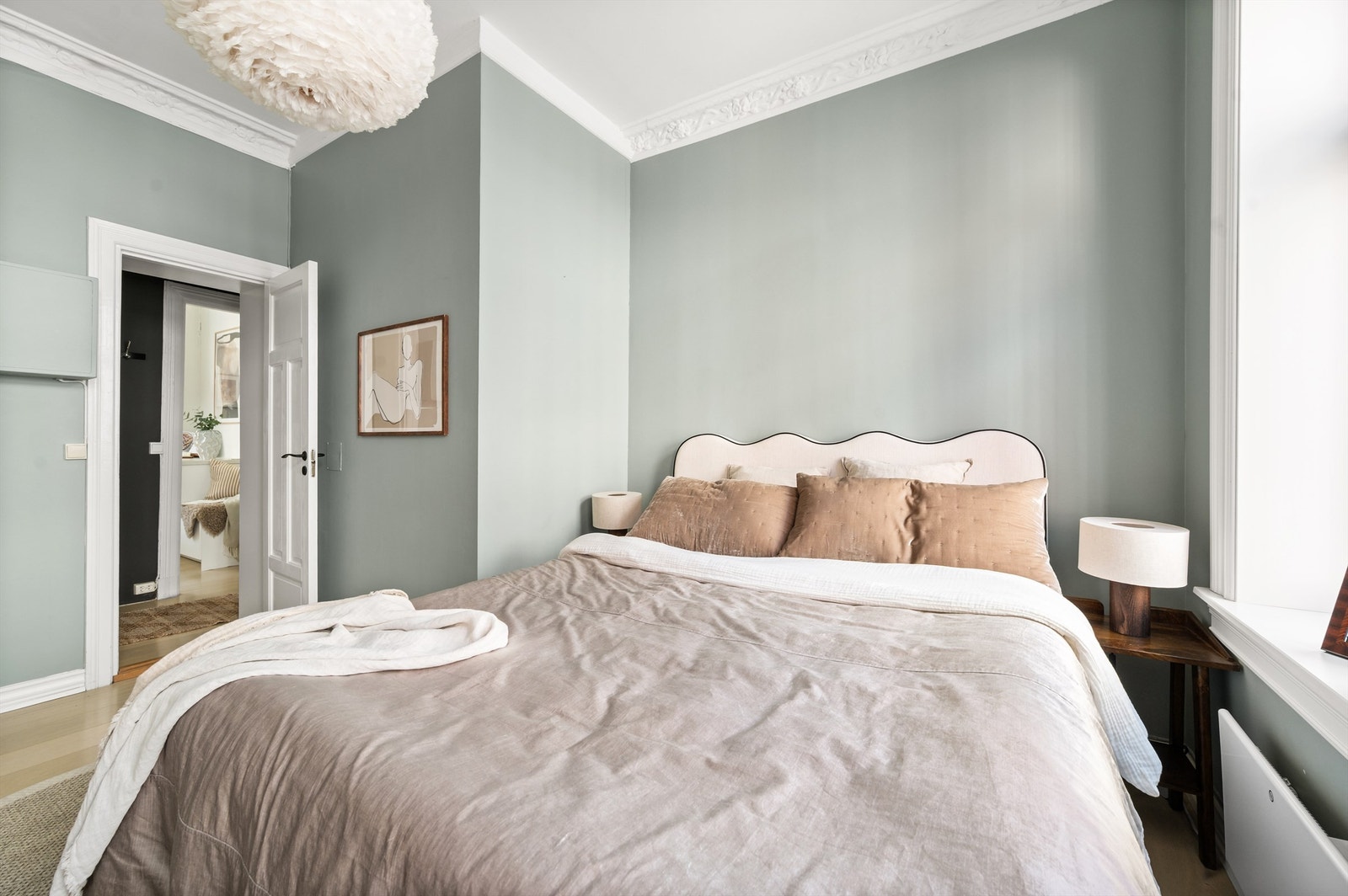 Rommet er holdt i duse og behagelige nyanser, perfekt for en god natts søvn Galleribilde