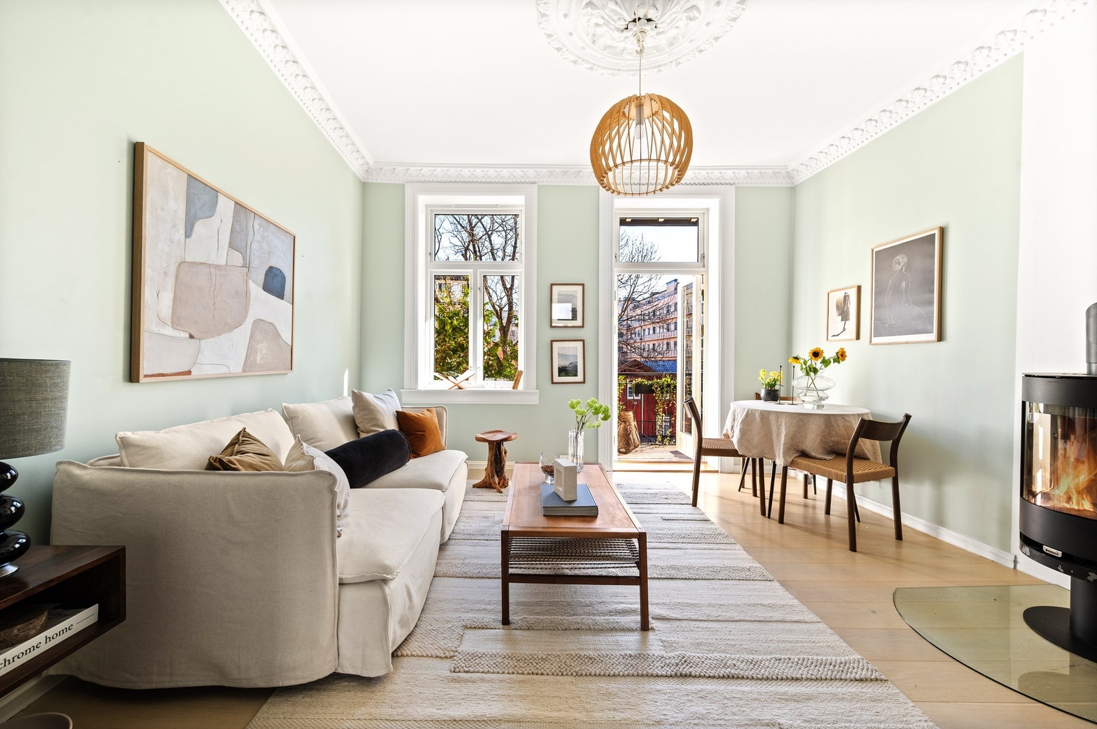 Flott og romslig stue med store vindusflater. Her er det god plass til stuemøblement med sofa, tilhørende salongbord og tv-seksjon. Galleribilde