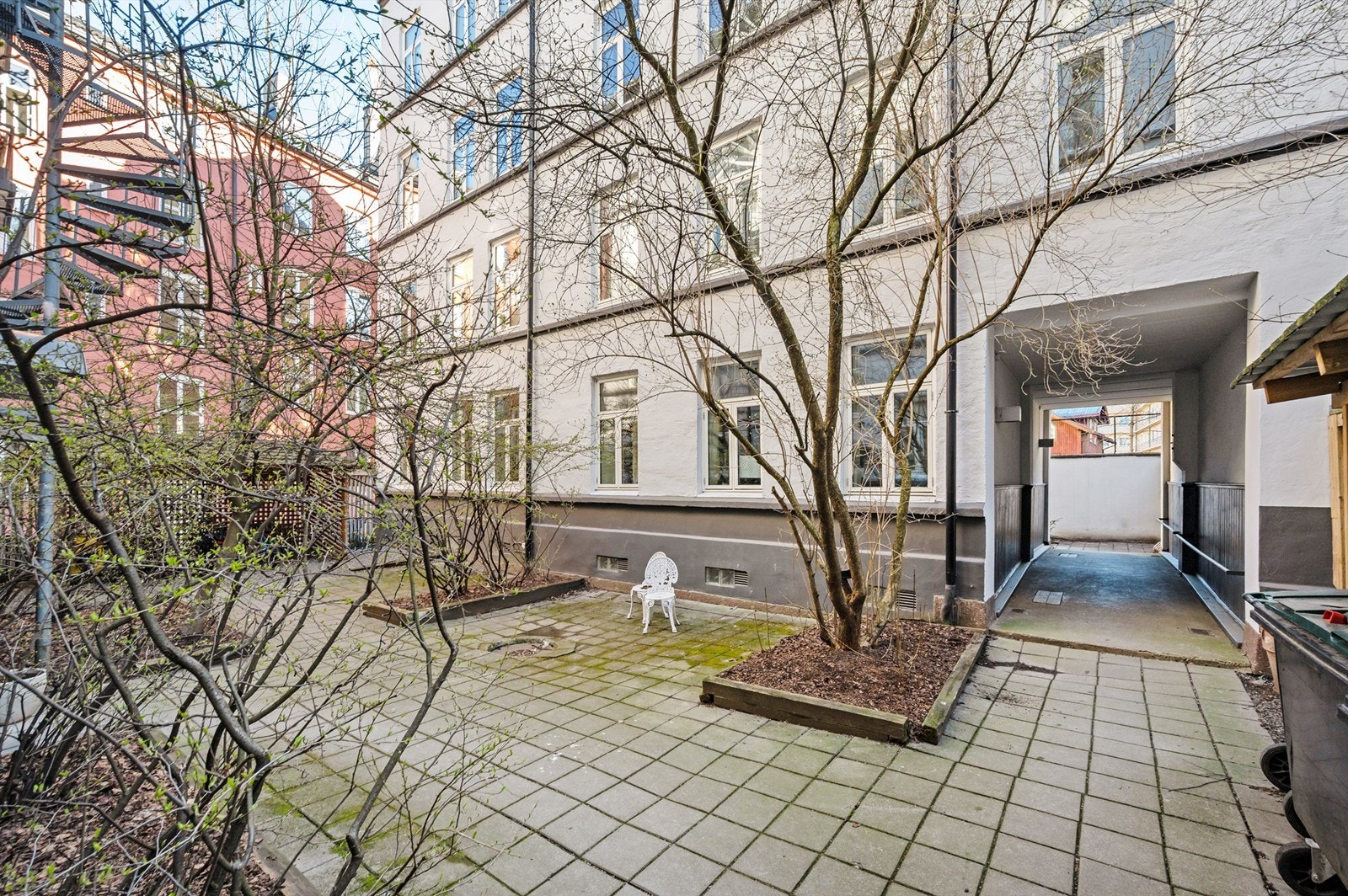 Hyggelig bakgård som på sommerstid blir grønn og frodig Galleribilde