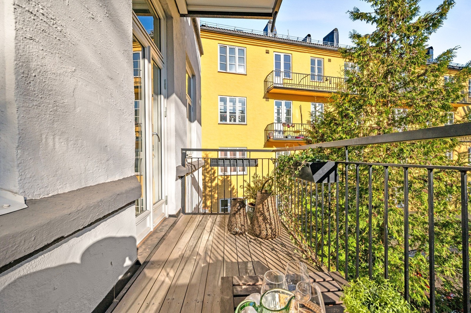 Balkongen vender inn mot fredfull, hyggelig og grønn bakgård. Galleribilde