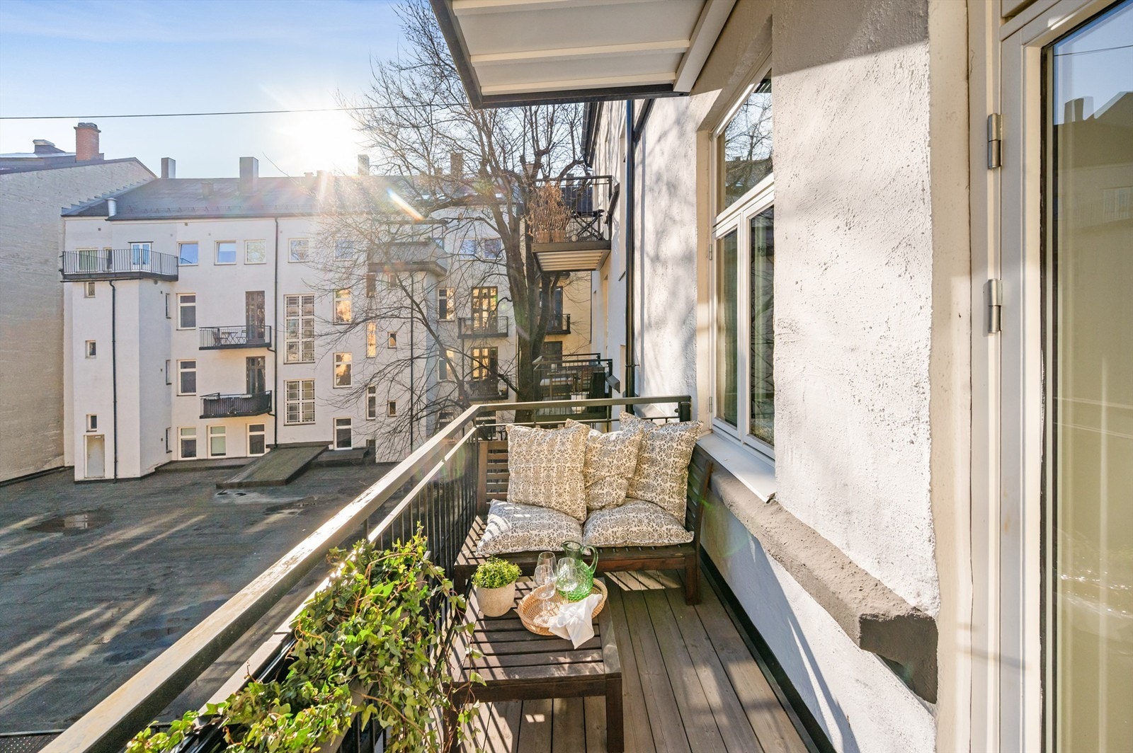 Fra stuen er det utgang til boligens nordøstvendte balkong på 5 kvm. Her er det gode muligheter for å nyte årets varme dager i en hyggelig sittegruppe. Galleribilde