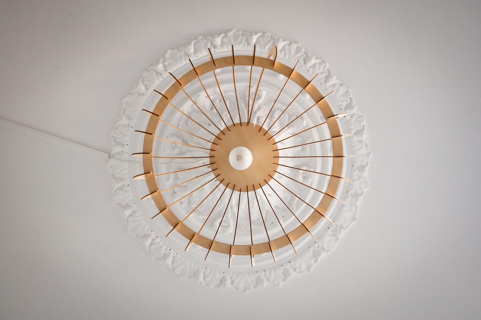 Takene har flott stukkatur og rosetter, mens gulvene er belagt med parkett. Galleribilde