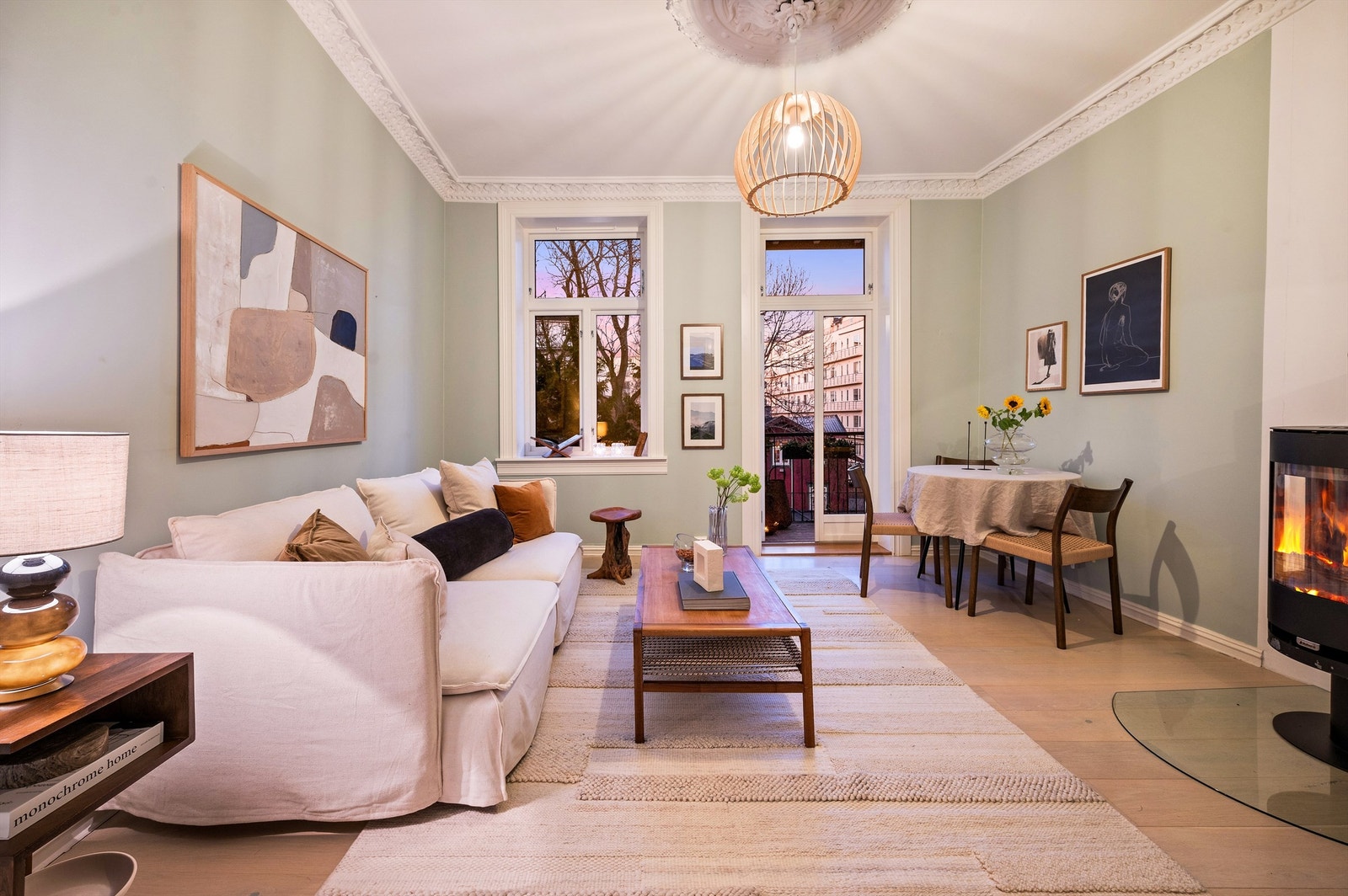 I stuen er det en herlig peis - perfekt for kalde vinterkvelder! Galleribilde