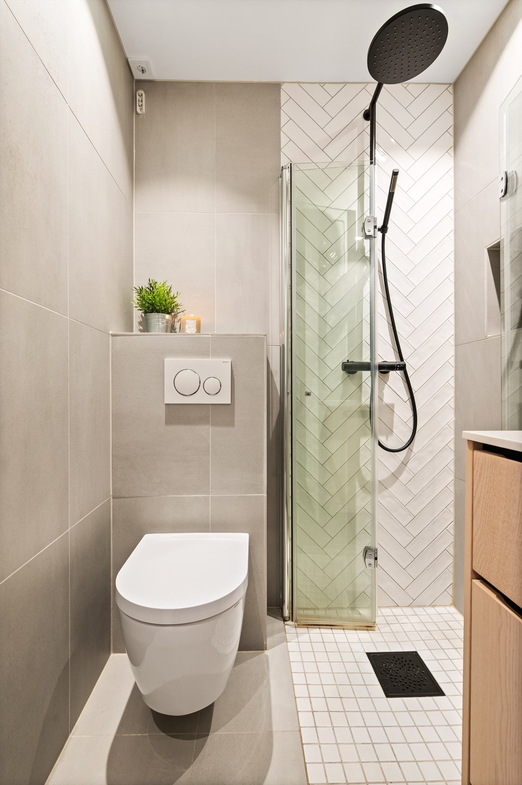 Videre har badet dusjhjørne med svingbare glassdører og vegghengt klosett. Galleribilde