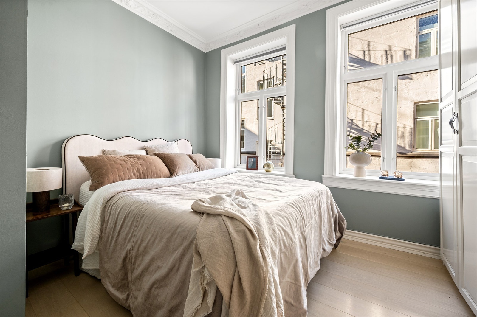 Leilighetens hovedsoverom er av god størrelse og kan enkelt innredes med dobbeltseng og tilhørende nattbord. Galleribilde