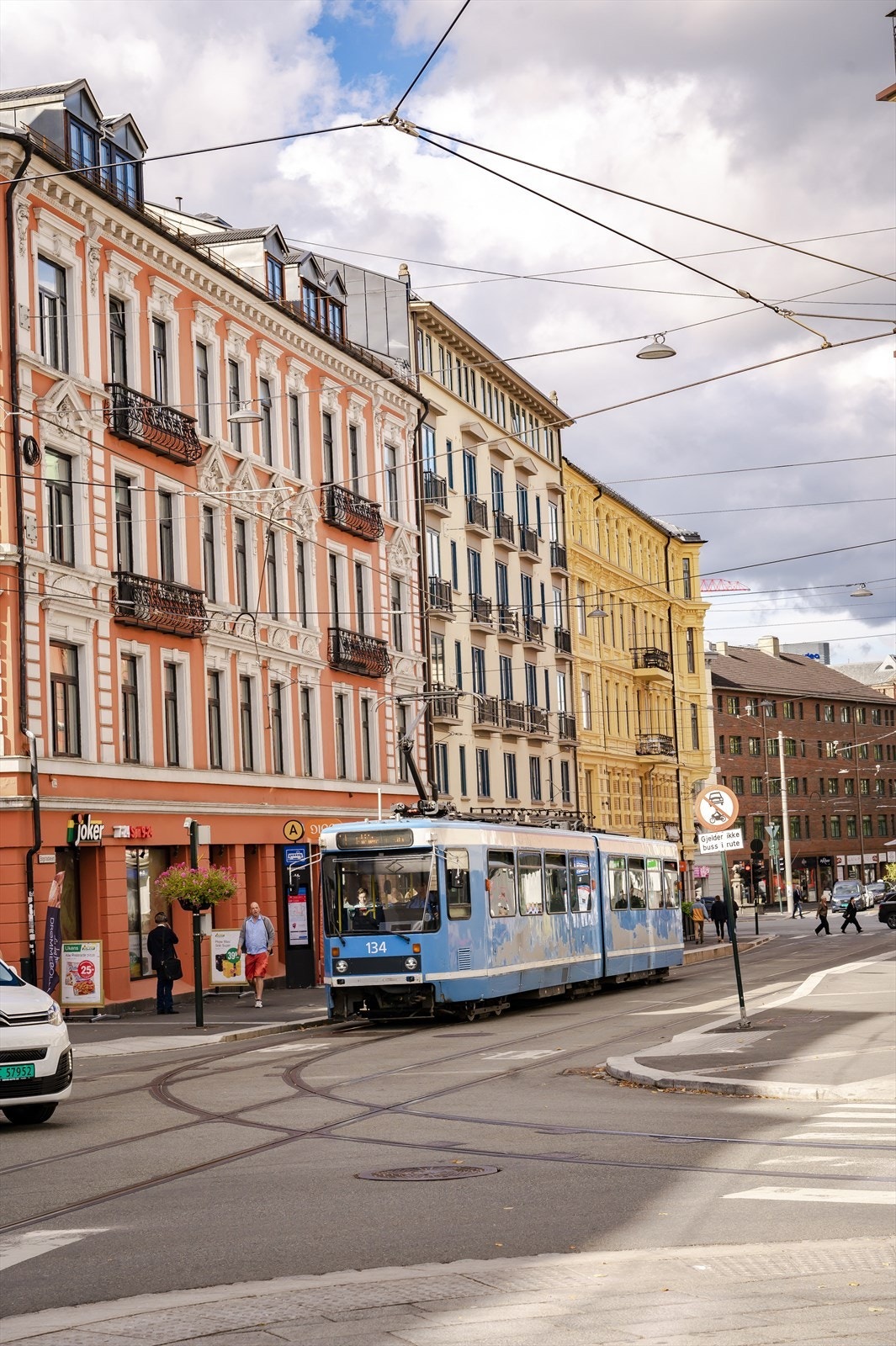 Området har et godt tilbud av offentlig kommunikasjon, med blant annet trikk fra Bogstadveien. Galleribilde