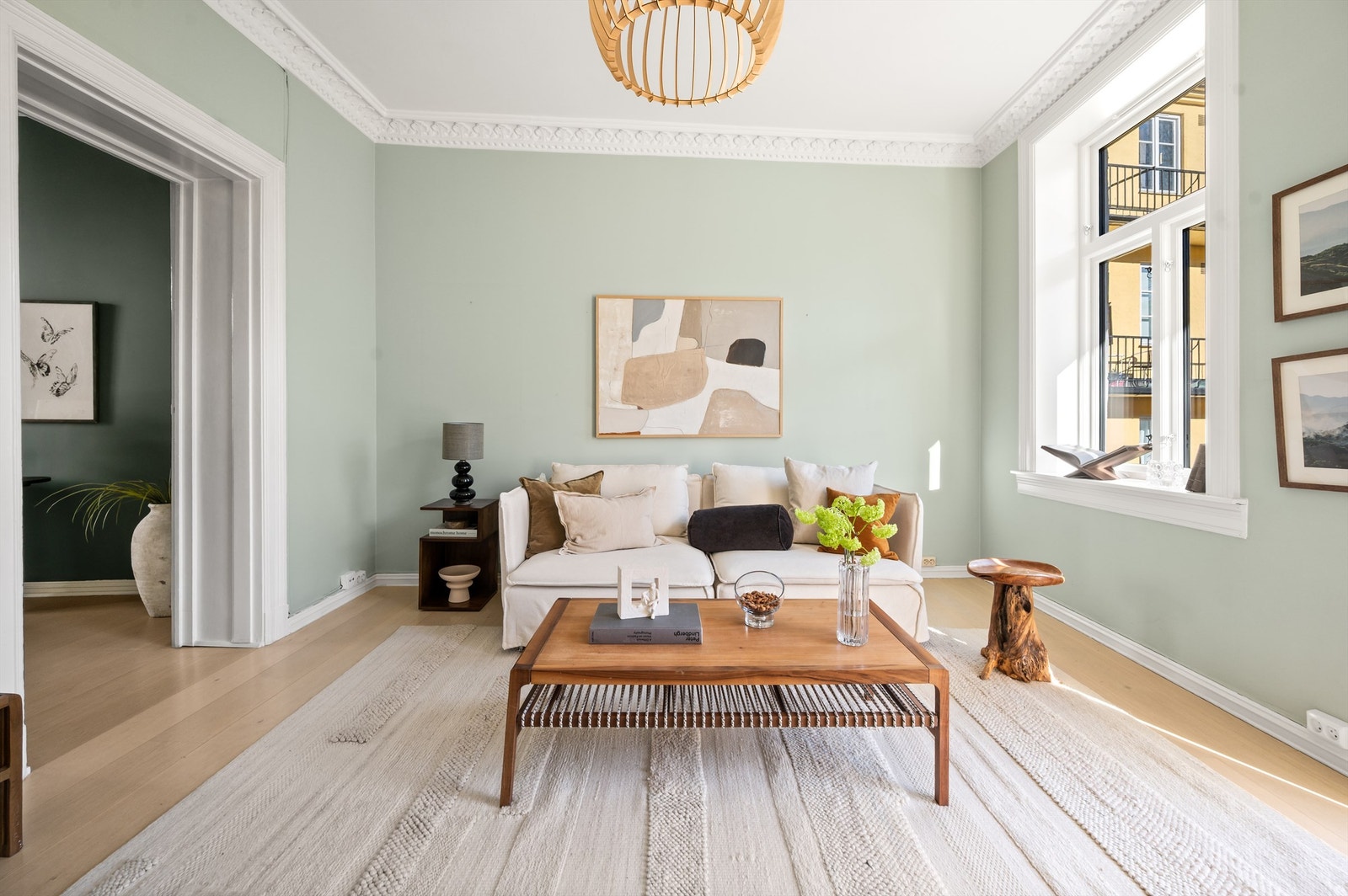 Overflatene er holdt i lyse og stilrene nyanser. Galleribilde