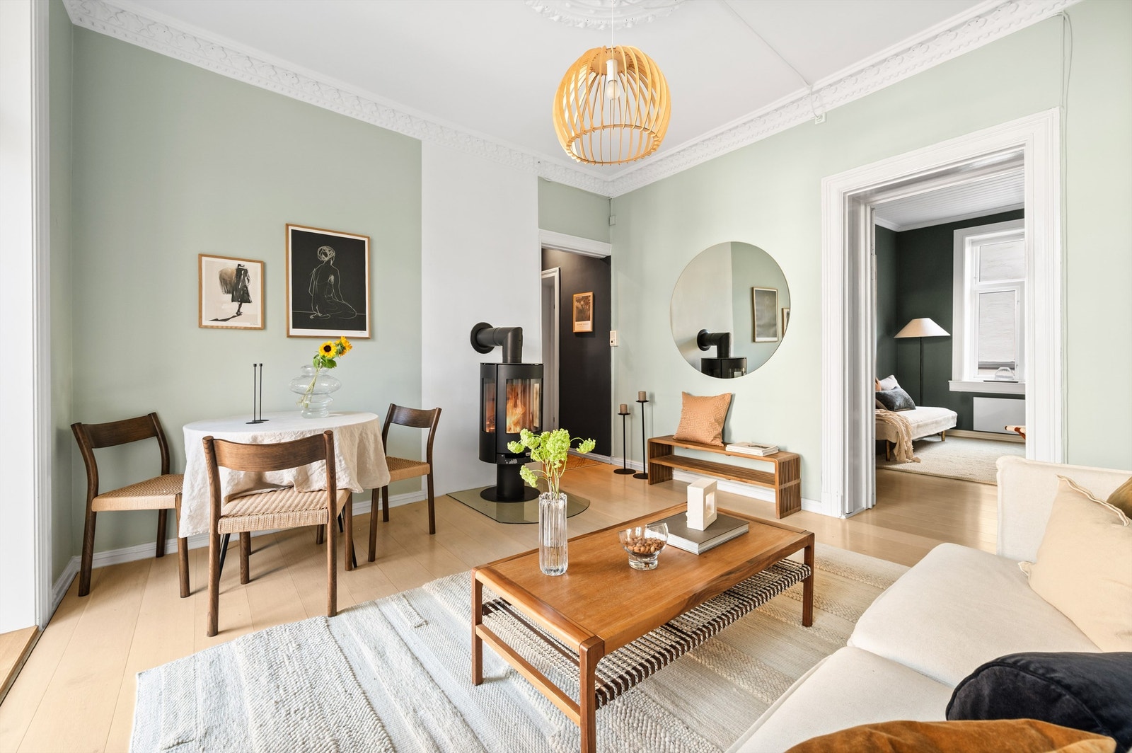 Stuen har også en naturlig og fin plass til å innrede med spisebord med muligheter for å invitere venner og familie på middag. Galleribilde