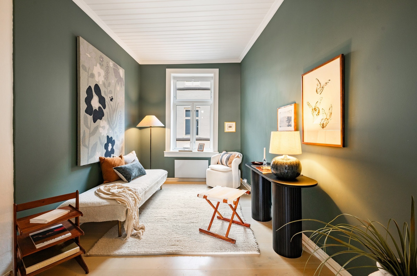 Det minste av leilighetens soverom benyttes i dag som en TV-stue. Galleribilde