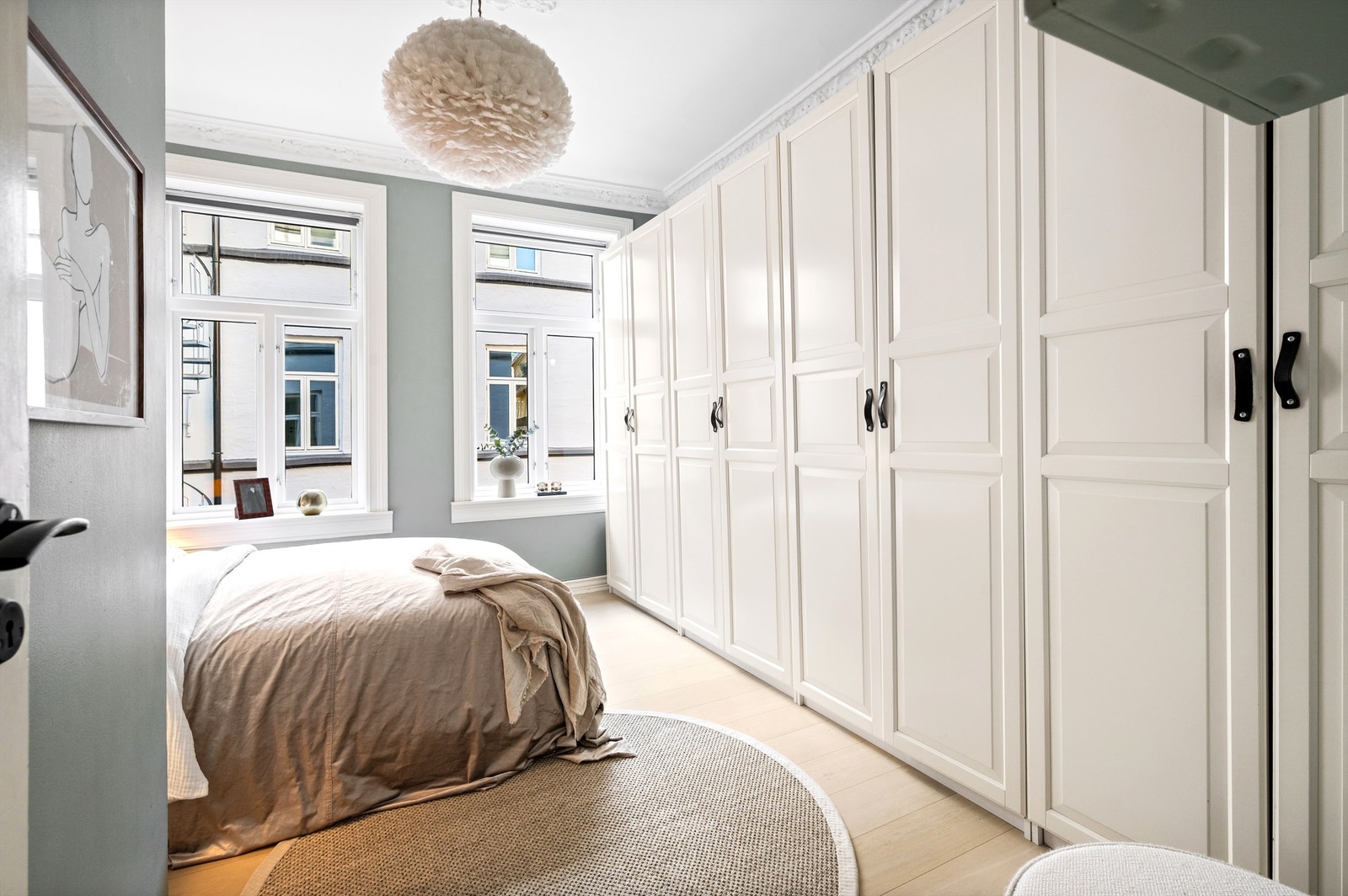 Det er rikelig med oppbevaringsplass i romslige garderobeskap som medfølger handelen Galleribilde