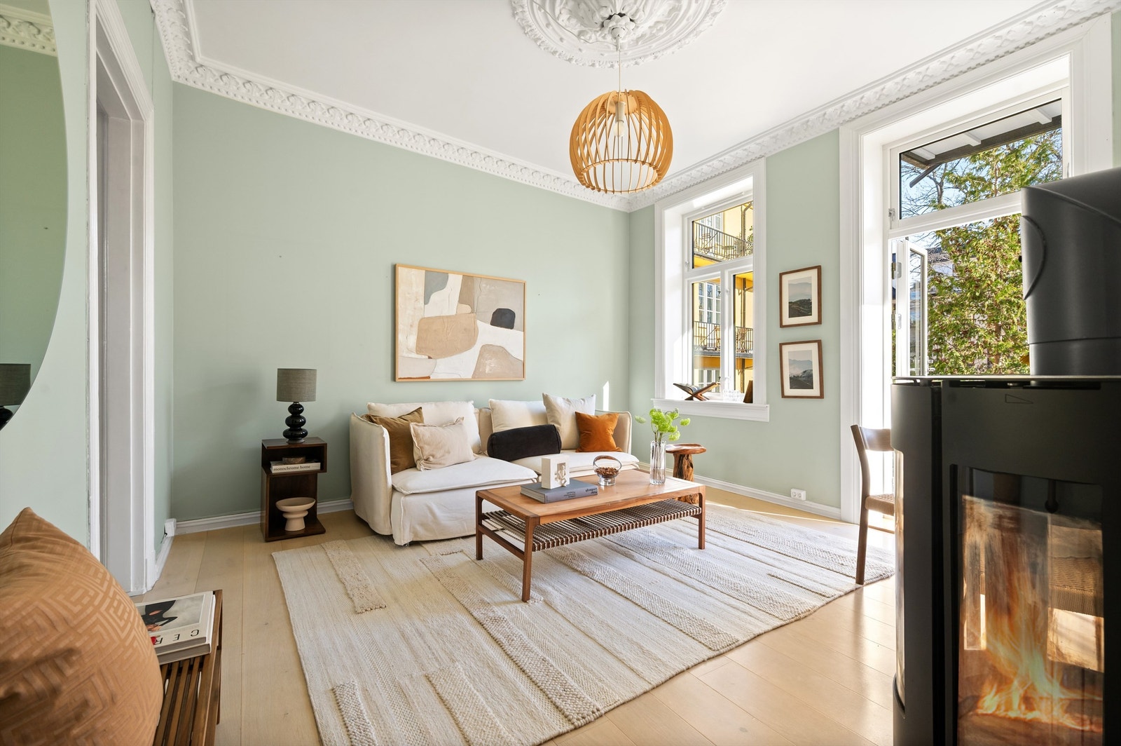 Store vindusflater bidrar til rikelig med lysinnslipp, som sammen med den svært gode takhøyden, skaper en lys og luftig atmosfære i boligen. Galleribilde