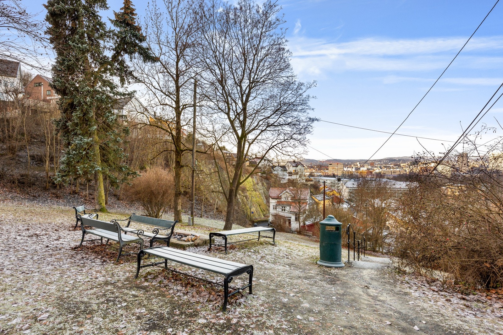 Litt lenger opp i skrenten er det parkområde med sittegruppe og fantastisk utsikt. Galleribilde
