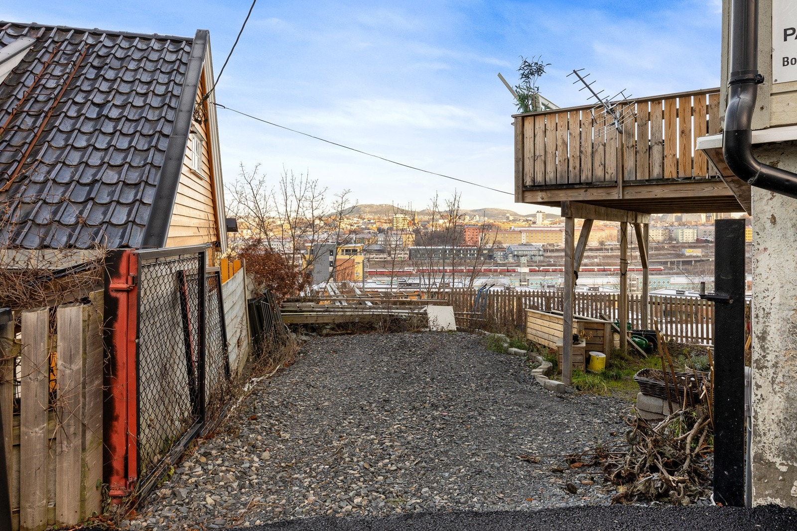 Denne seksjonen har egen biloppstillingsplass på nedsiden av huset. Galleribilde