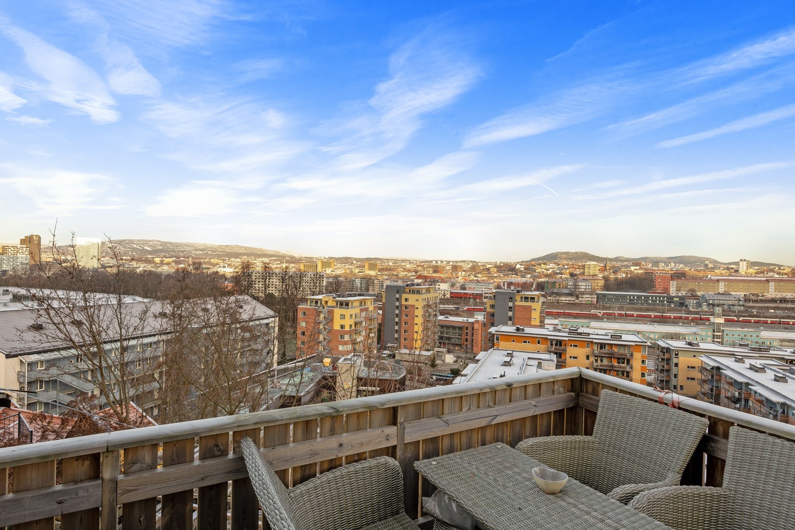 Stor terrasse med plass til sittegruppe og grill, perfekt for varme sommerdager og med flott utsikt. Galleribilde