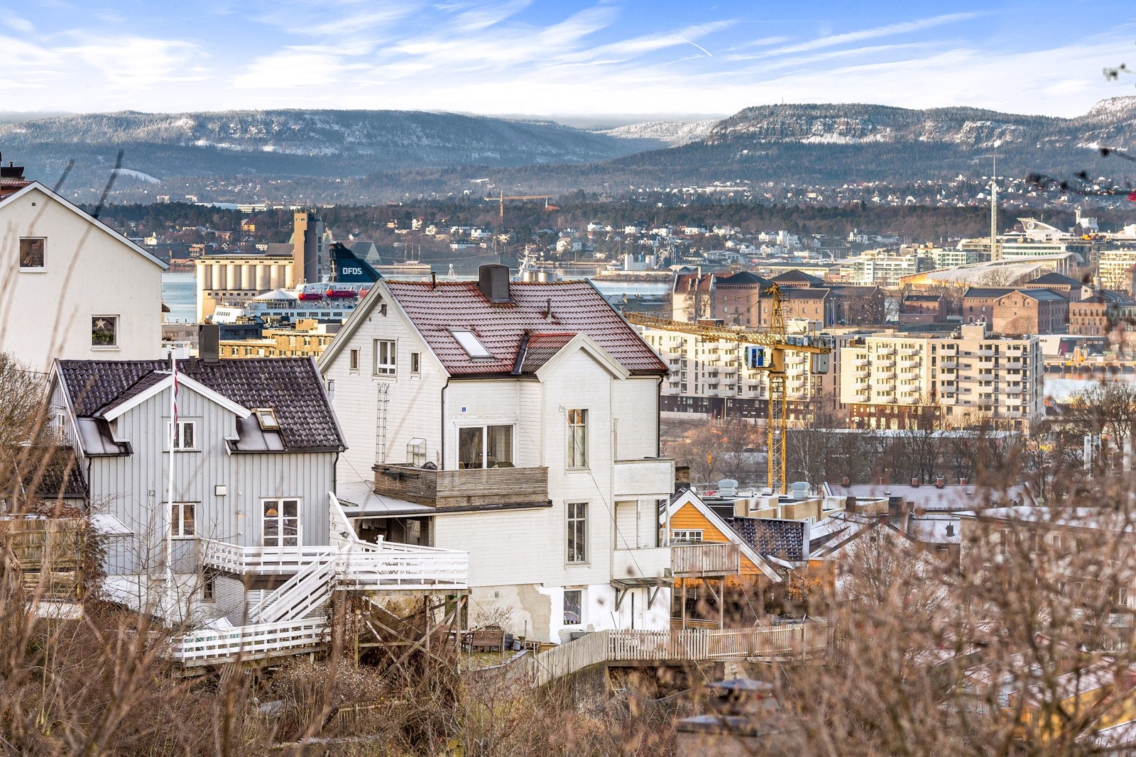 Velkommen til Ekebergveien 20, leilighet over 2 plan med utleiedel i kjeller (mangler godkjent trapp mellom 1 og kjeller). Galleribilde