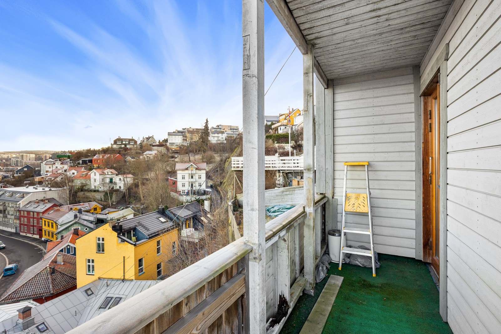 Det er to dører til terrassen, begge fra samme soverom Denne delen av terrassen har råteskader som må utbedres. Galleribilde
