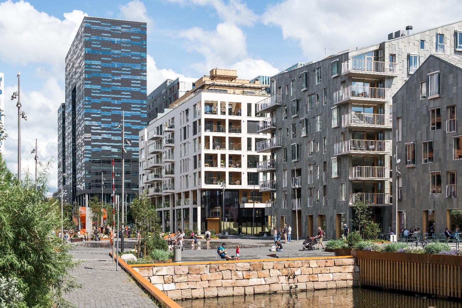 Flere kaféer, restauranter og forretninger finner du i Bjørvika. Sentrum er kun en spasertur unna. Galleribilde