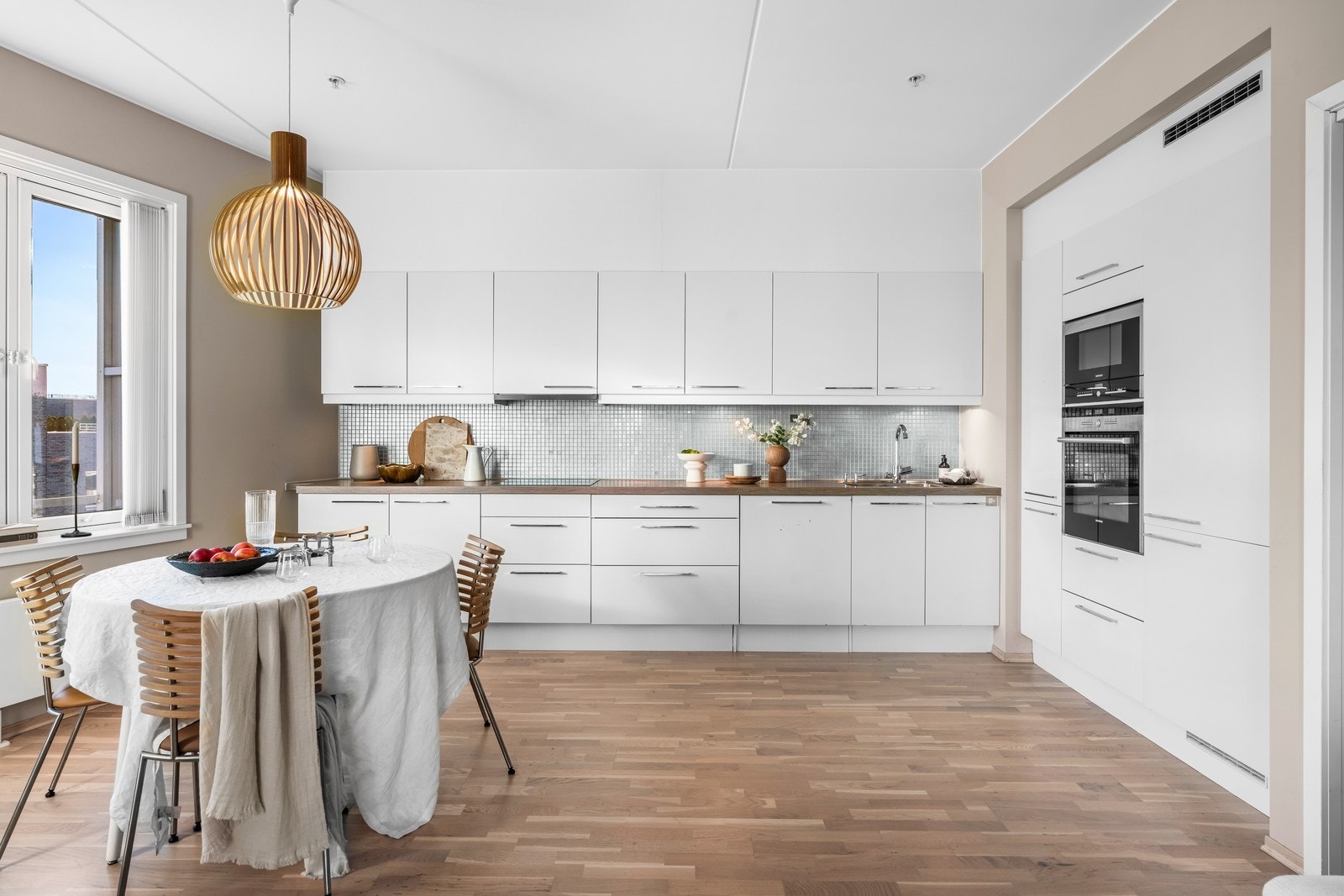 Kjøkkenet er skjermet av fra stuen og har plass til spisebord. Hyggelig sitteplass i vinduskarm. Galleribilde
