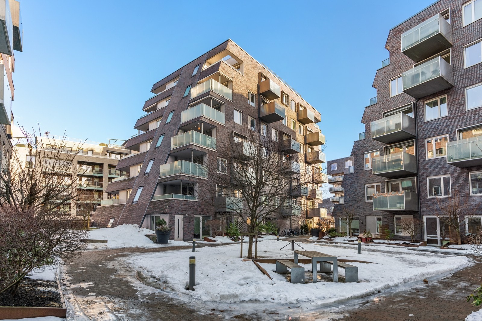 Fasadebilde. Leiligheten har inngang fra flere sider. Her fra bakgård. Galleribilde