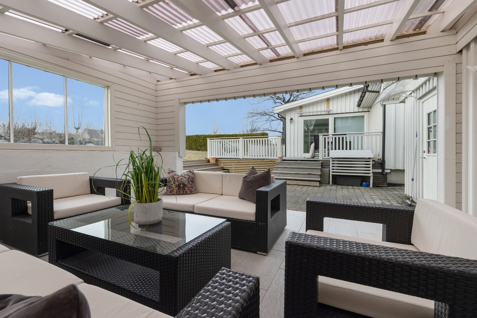 Flere solrike uteplasser. Overbygget uteplass i tilknytning til garasje og på en sydvendt terrasse utenfor huset. Galleribilde