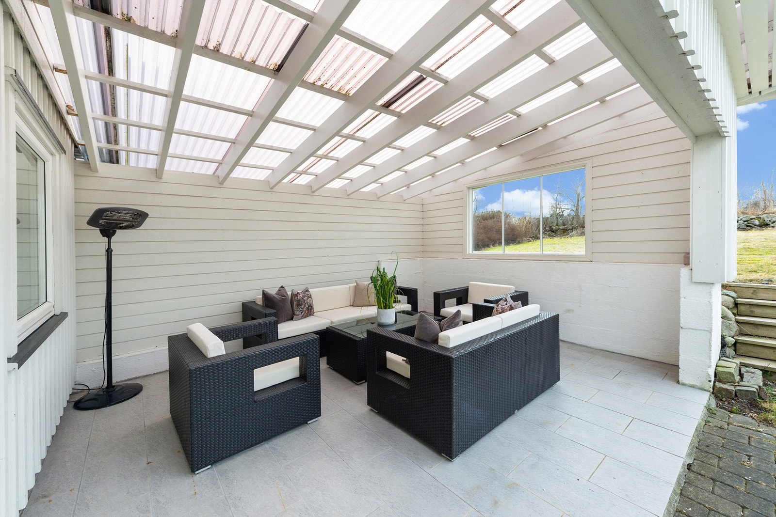 Overbygget uteplass ved garasje forlenger sommeren Galleribilde