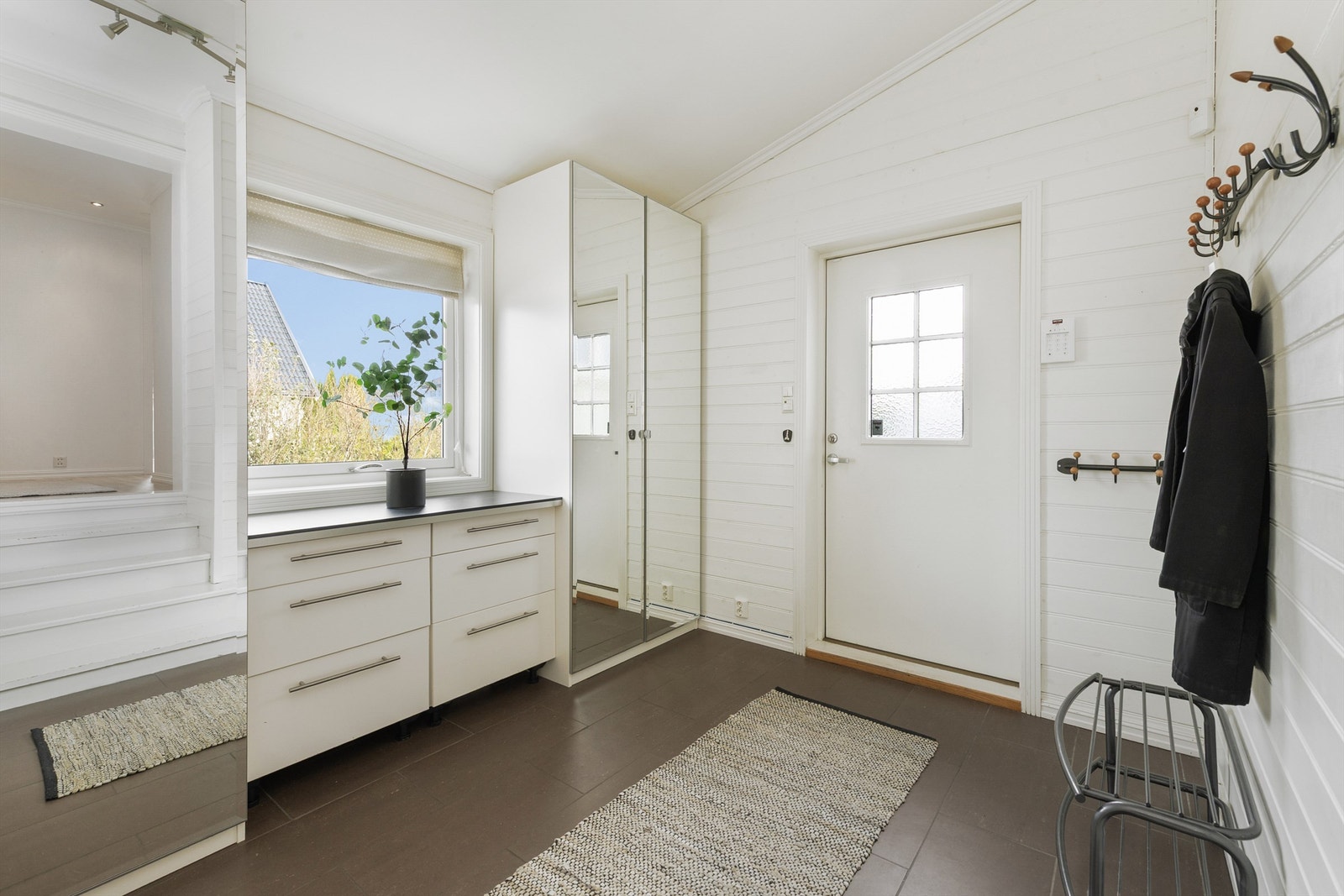 Gang med skapinnredning. Galleribilde