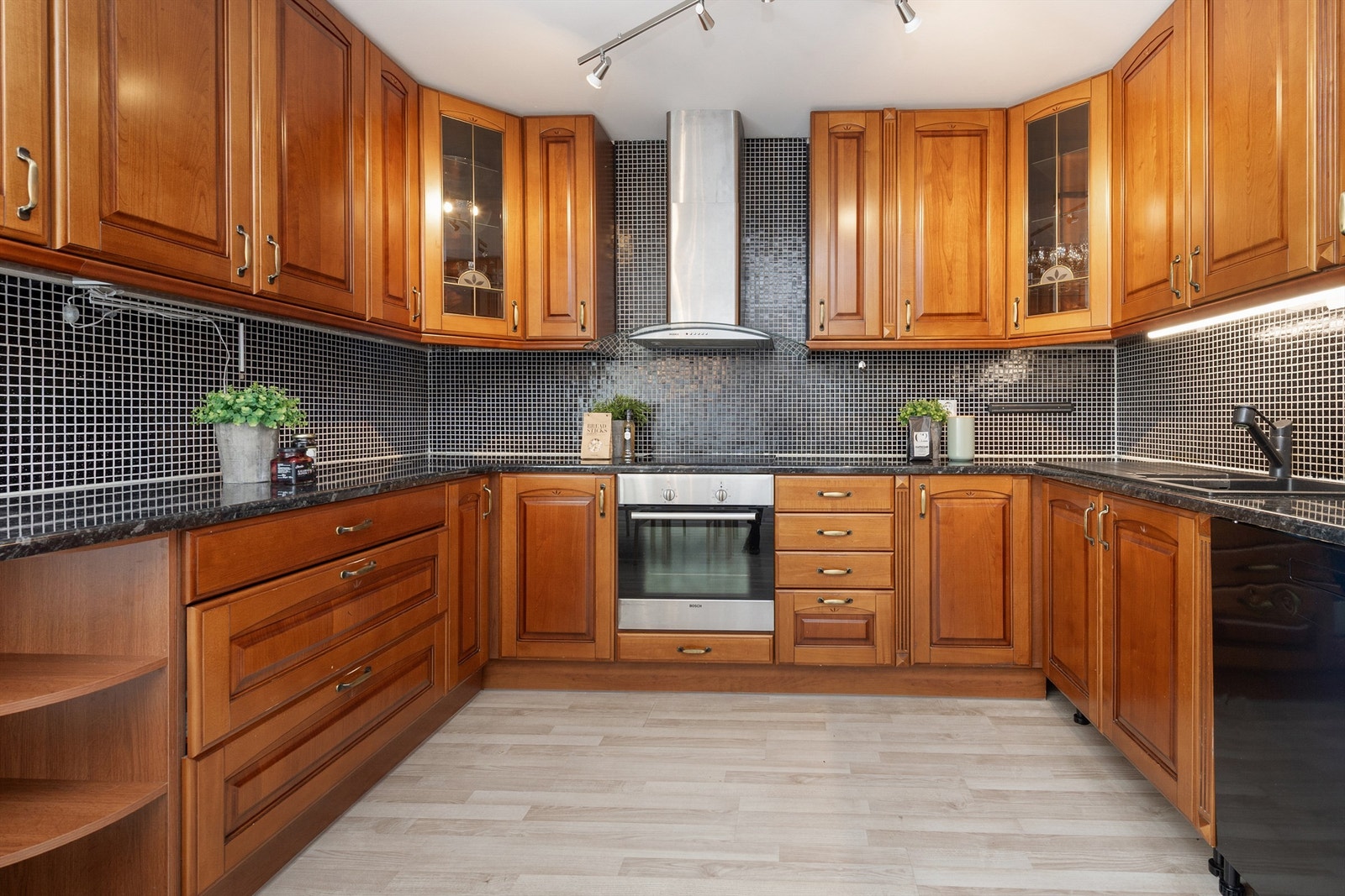 Kjøkken med integrerte hvitevarer Galleribilde