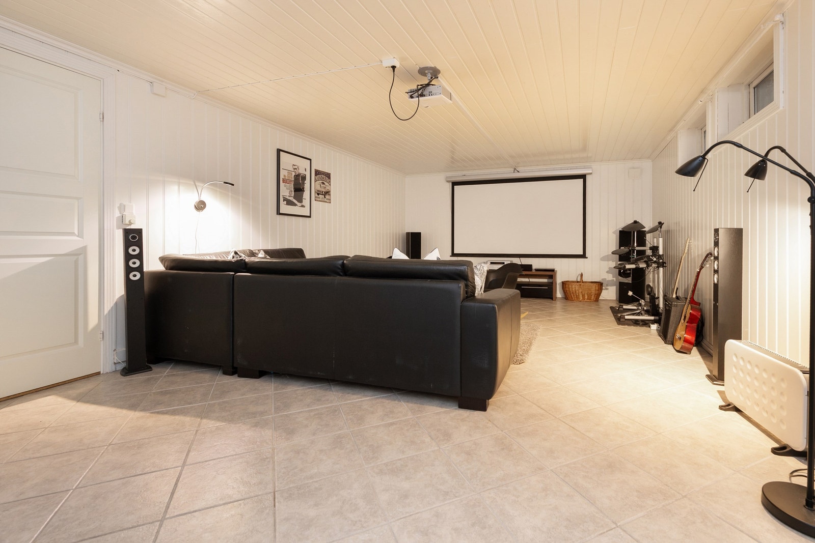 Kjellerstue med "hjemmekino" som medfølger. Galleribilde