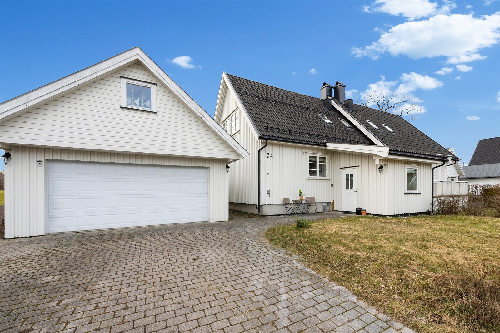 Romslig dobbelgarasje med stort loft Galleribilde