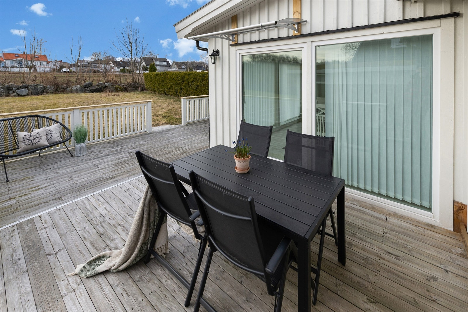 Vestvendt terrasse/hage som vender mot dyrket mark Galleribilde